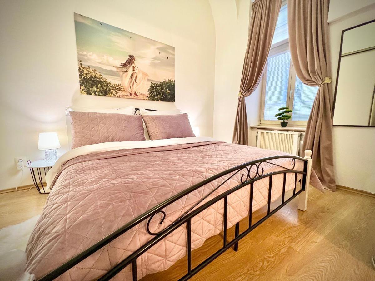 Elegant Apartment In Košice Esterno foto